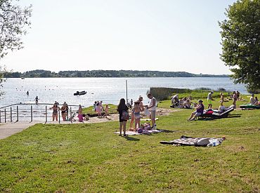 Температура воды в водоемах Латвии достигла 20 градусов, купание стало возможным