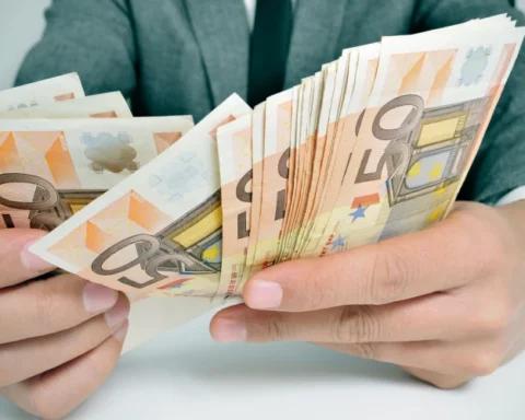 В Латвии зарплата госслужащих варьируется от 3000 до 8000 евро