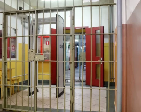 В латвийской тюрьме скончался 17-летний подросток, его семья требует разъяснений