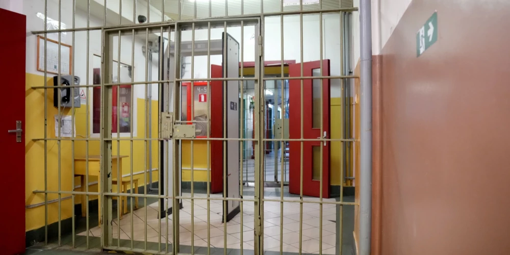 В латвийской тюрьме скончался 17-летний подросток, его семья требует разъяснений