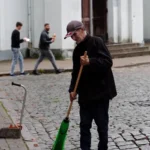 В Риге жильцы выбирают между дворником и мобильной бригадой для уборки домов