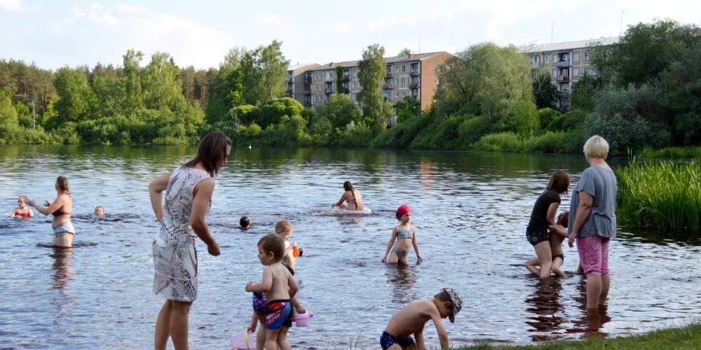 Вода в Латвии прогрелась до 20 градусов, купание возможно в некоторых водоемах