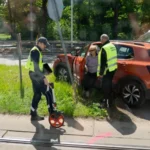 Водитель врезался в дорожный знак из-за путаницы в указаниях во время ремонта в Риге