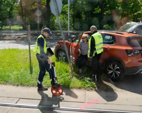 Водитель врезался в дорожный знак из-за путаницы в указаниях во время ремонта в Риге