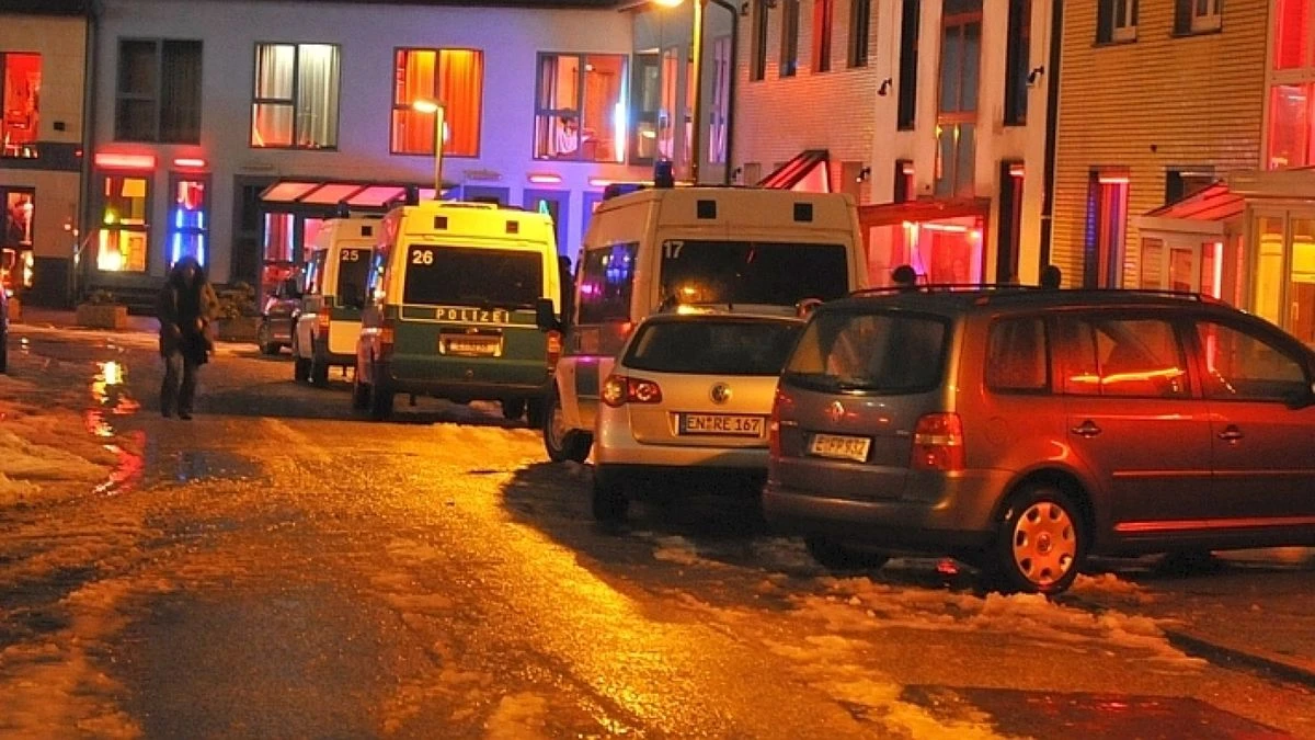 Юный албанец в Германии напал с ножом на педагогов и бездомного, искал еврейских жертв