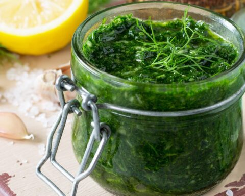 Зелёный соус с укропом, чесноком и лимоном