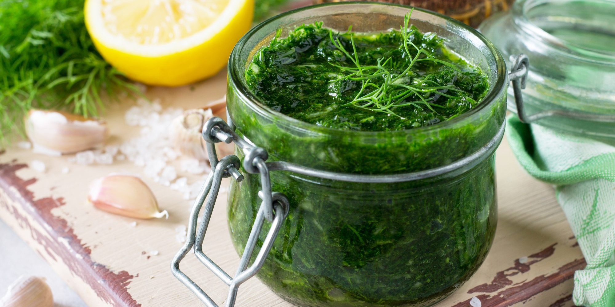 Зелёный соус с укропом, чесноком и лимоном