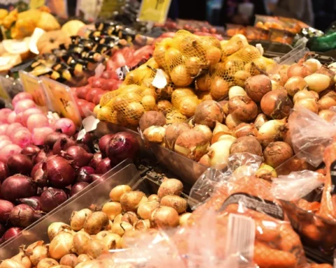 Жители Латвии обсуждают рост цен на продукты и способы экономии