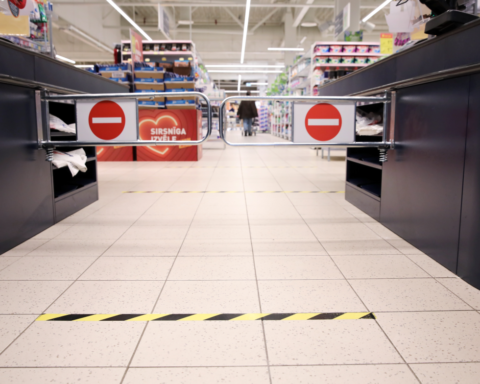 Жители Латвии сокращают потребление продуктов питания при росте доходов