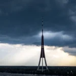 Жителям Латвии направили экстренное сообщение о грозах и вихрях