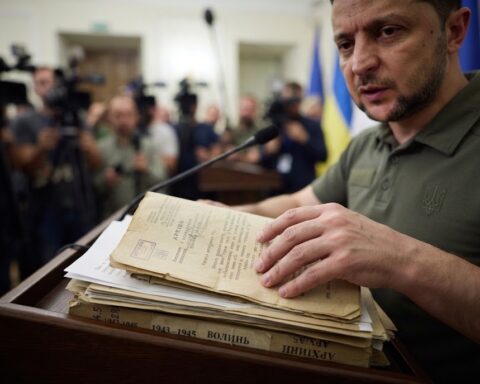 Зеленский пообещал открыть архивы и расширить расследование волынских убийств для улучшения отношений с Польшей