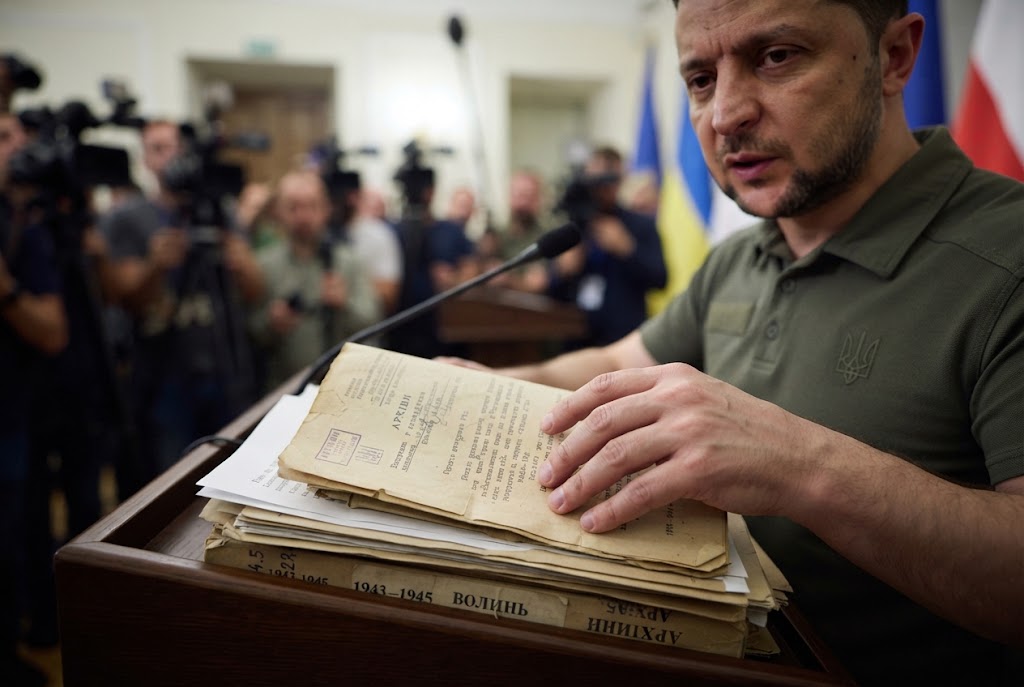 Зеленский пообещал открыть архивы и расширить расследование волынских убийств для улучшения отношений с Польшей
