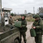 Топливный кризис в российской армии вынуждает военных ходить пешком и заправлять технику за свой счёт