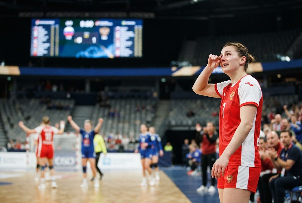 IHF сняла запрет на участие сборных России и Беларуси с флагом и гимном