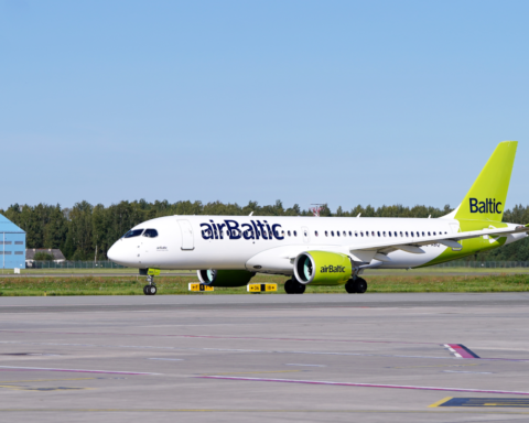 airBaltic прервала посадку самолета в Риге из-за внезапного восходящего потока воздуха