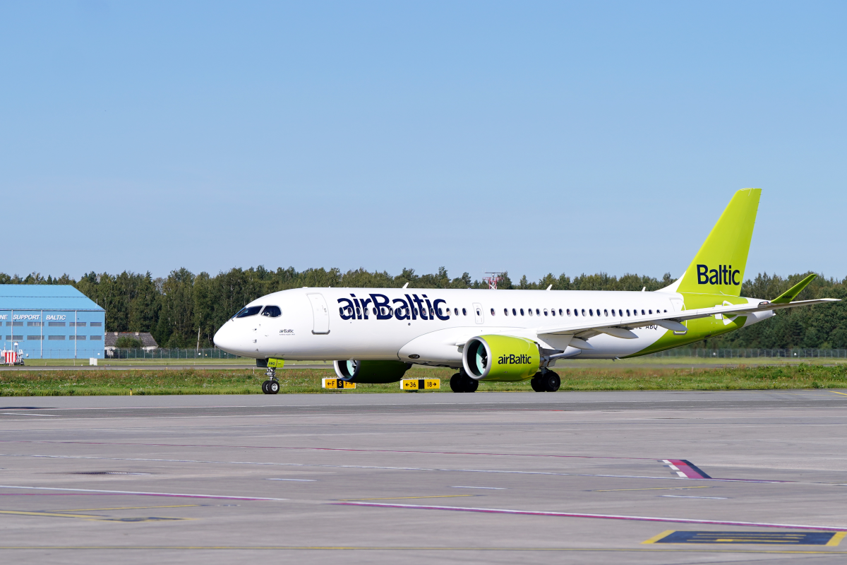 airBaltic прервала посадку самолета в Риге из-за внезапного восходящего потока воздуха