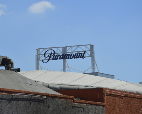 Американская гильдия сценаристов подала иск против слияния Paramount и Warner Bros. Discovery