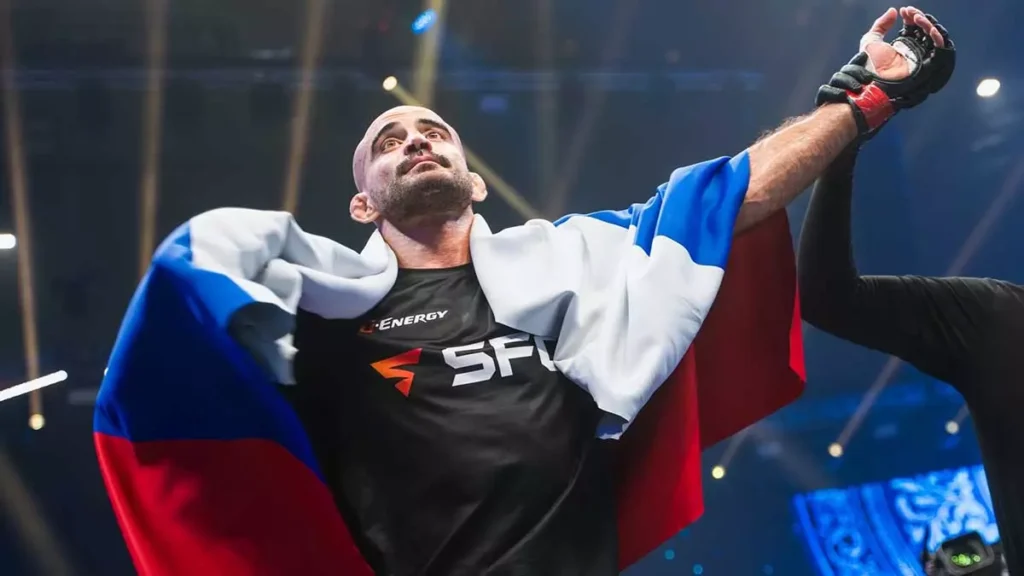 Андрей Корешков одержал досрочную победу на турнире SFC 14 в Омске