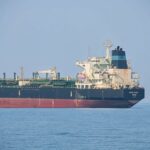 Британские военные сообщили о попадании снаряда в нефтяной танкер в Ормузском проливе