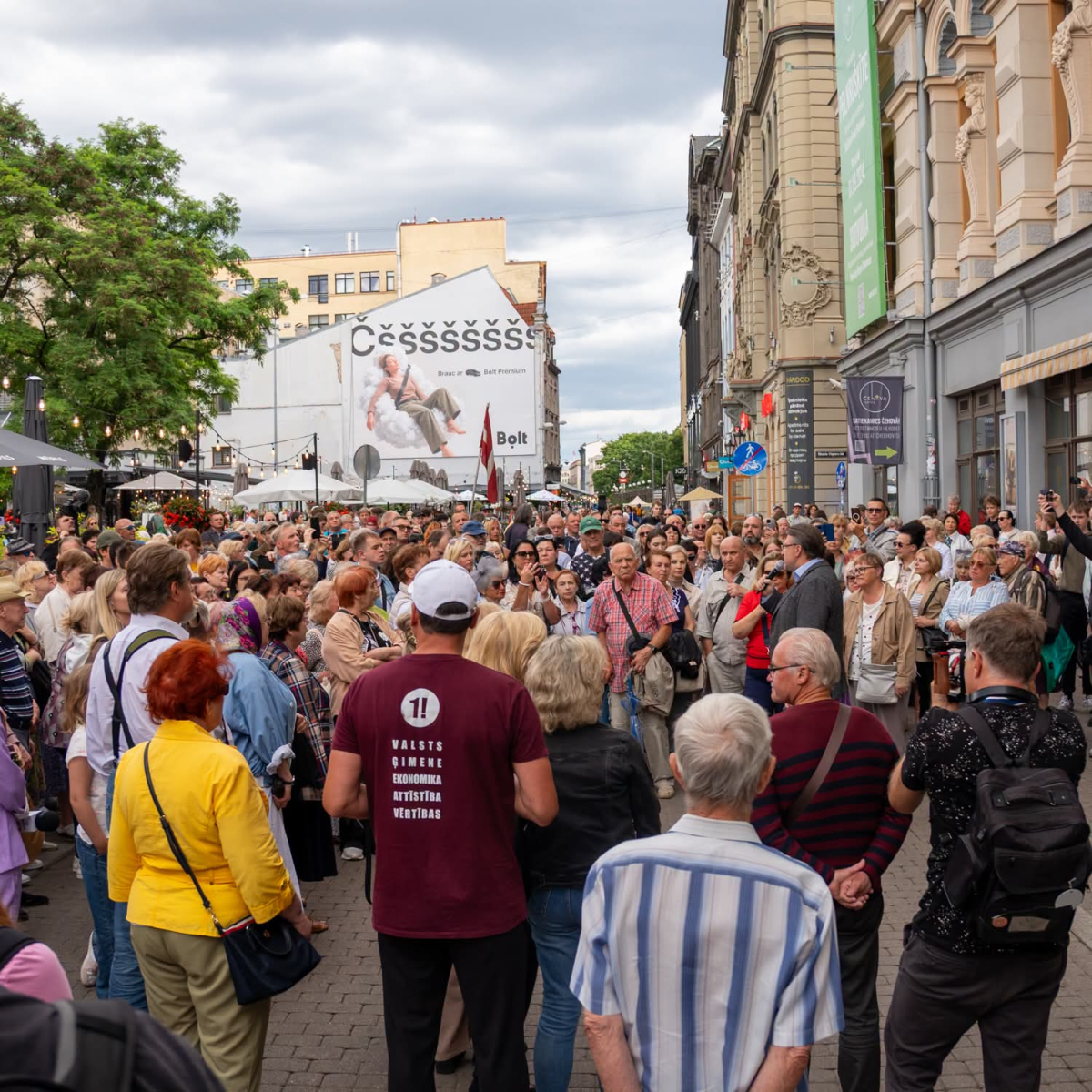 Депутат Айнарс Шлесерс поддержал пикет в защиту русского театра в Риге