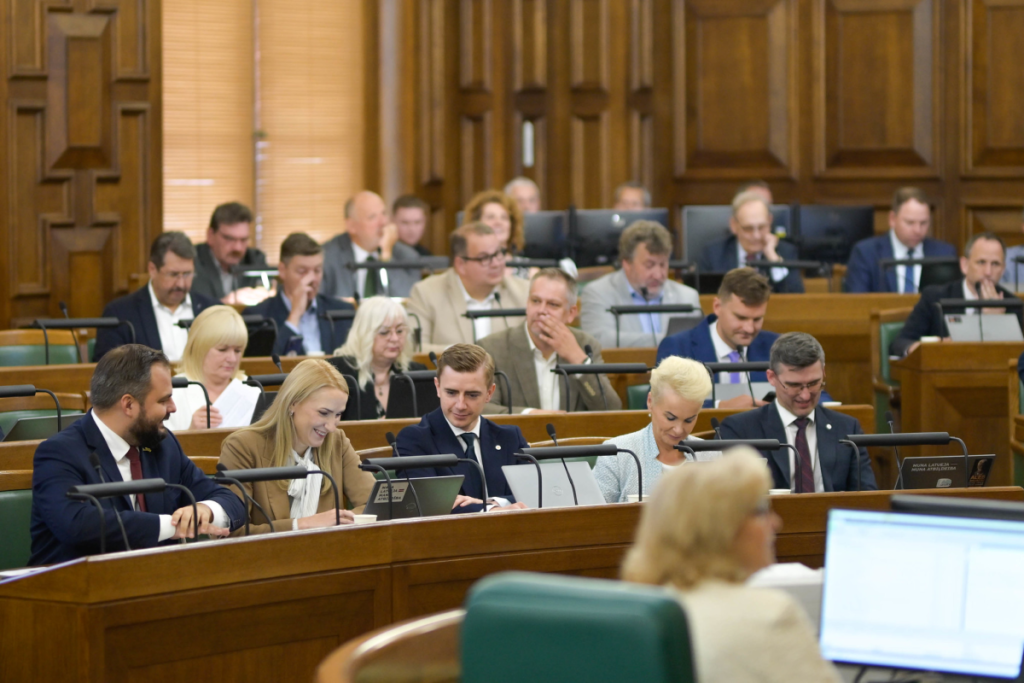 Депутаты Латвии принимают популистские законы, ограничивающие использование русского языка и импорта товаров из РФ