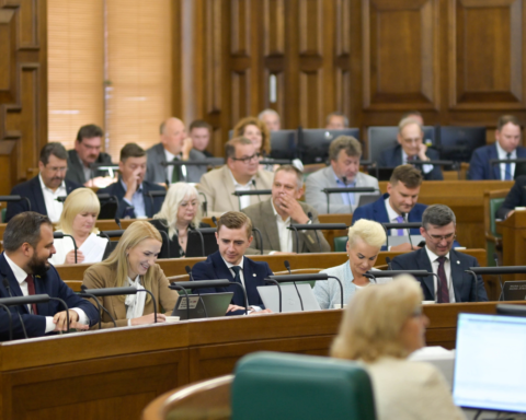 Депутаты Латвии принимают популистские законы, ограничивающие использование русского языка и импорта товаров из РФ