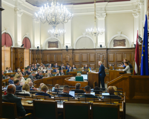 Депутаты Сейма Латвии провели 11 часов на внеочередном заседании в июле