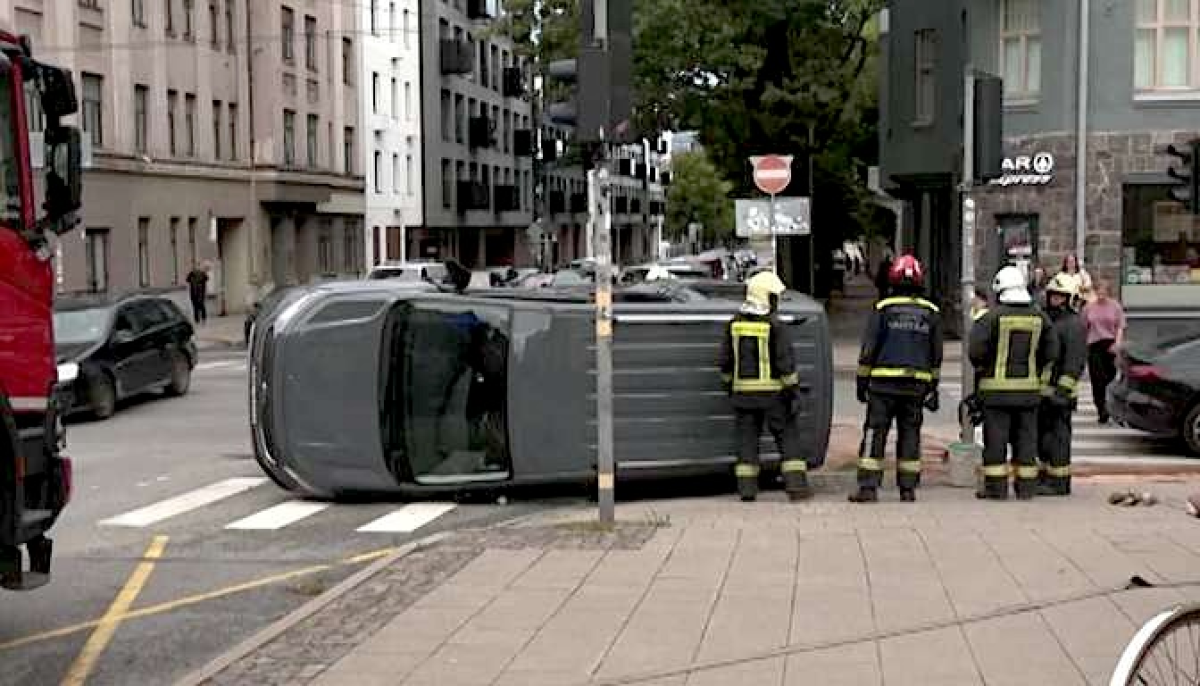 ДТП в Риге: водитель Ford совершил запрещенный поворот, столкнувшись с Audi