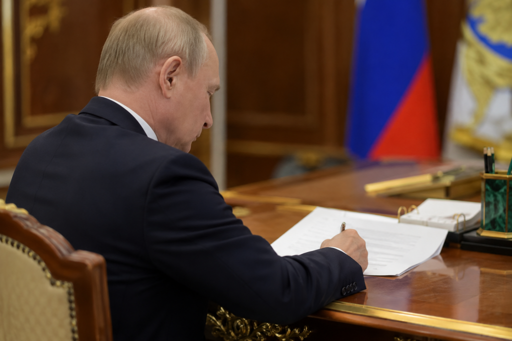 Путин подписал закон о легализации суррогатного топлива на фоне дефицита бензина в России