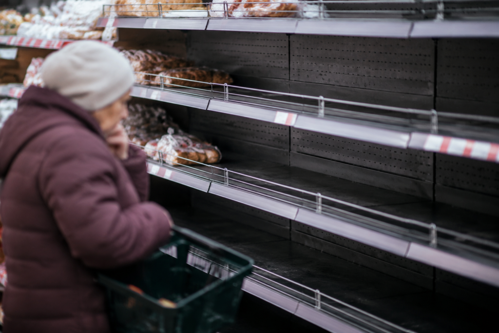 Топливный кризис в России вызывает сбои в поставках продуктов в Санкт-Петербург