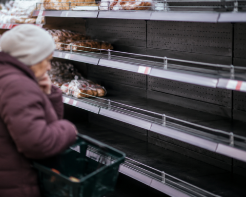 Топливный кризис в России вызывает сбои в поставках продуктов в Санкт-Петербург