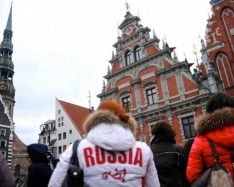 Латвия ограничила въезд российских туристов, в отличие от Ирландии, продолжающей импорт алюминия из РФ