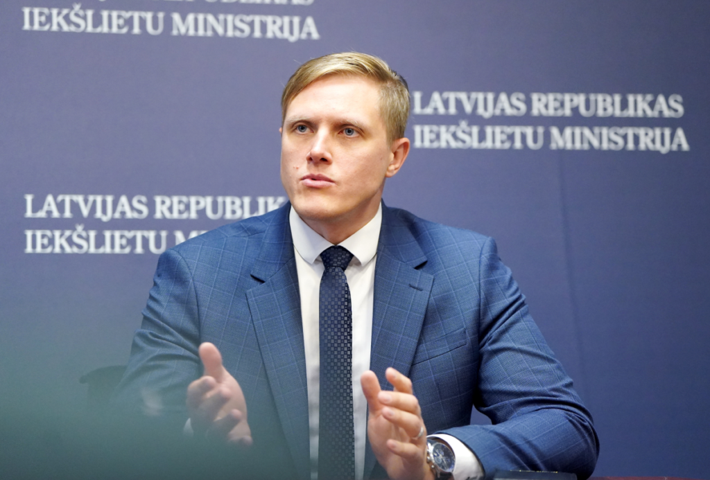Министр внутренних дел Янис Домбрава призывает остановить бизнес по импорту иммигрантов