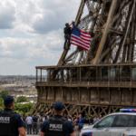 Мужчина задержан за вывешивание флага США на Эйфелевой башне в Париже