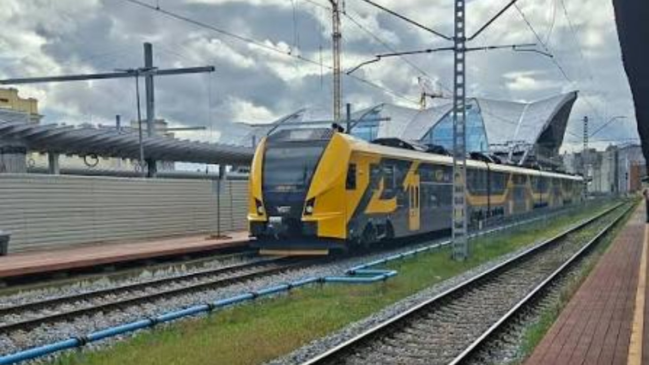Поезд в Риге сбил насмерть человека, движение на юрмальском направлении приостановлено