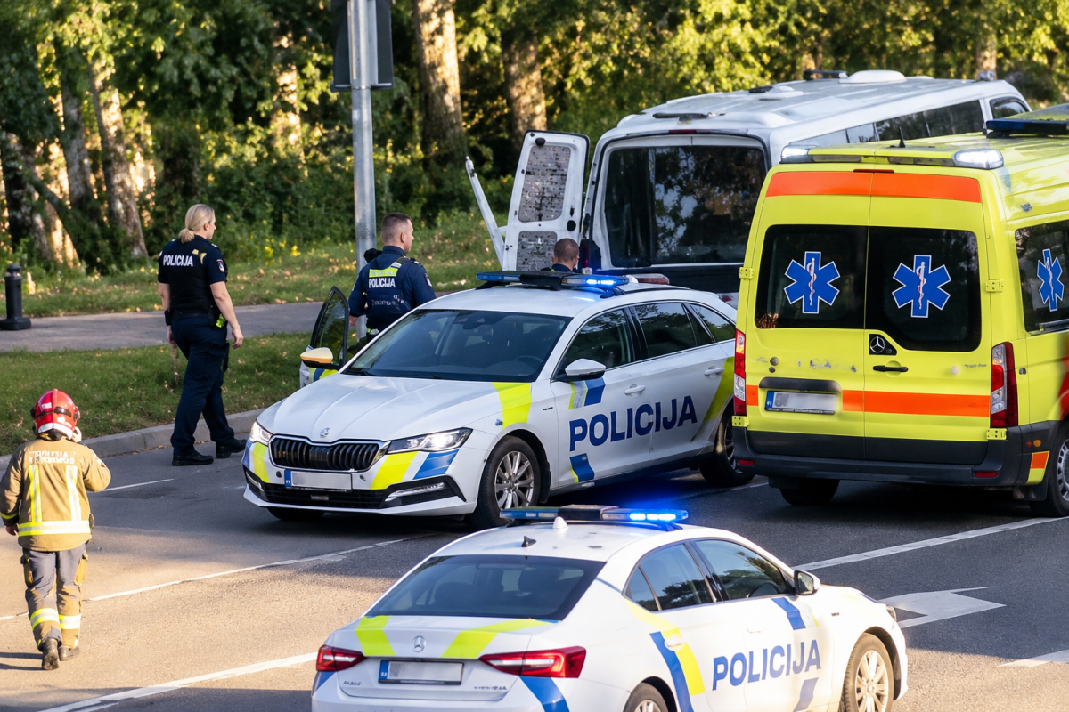 Полицейская погоня в Риге завершилась аварией автомобиля Ford в лесополосе