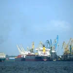Пожарные более 12 часов тушили крупный пожар на складе металлолома в Рижском порту