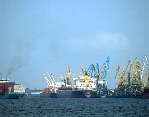 Пожарные более 12 часов тушили крупный пожар на складе металлолома в Рижском порту