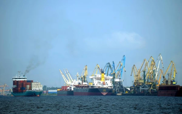 Пожарные более 12 часов тушили крупный пожар на складе металлолома в Рижском порту