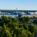 Пожарные ликвидировали крупный пожар на складе металлолома в Рижском порту после 12 часов борьбы с огнем
