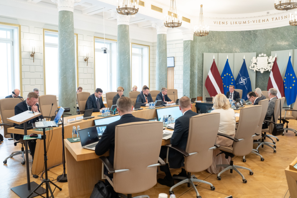 Правительство Латвии отложило рассмотрение важного плана действий из-за недостатка финансирования