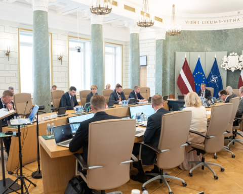 Правительство Латвии отложило рассмотрение важного плана действий из-за недостатка финансирования
