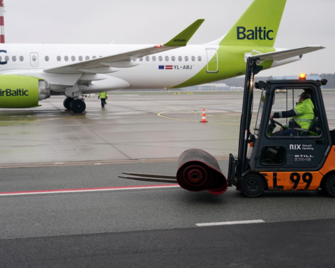 Премьер-министр Латвии предупредил о финансовых трудностях airBaltic без поддержки государства