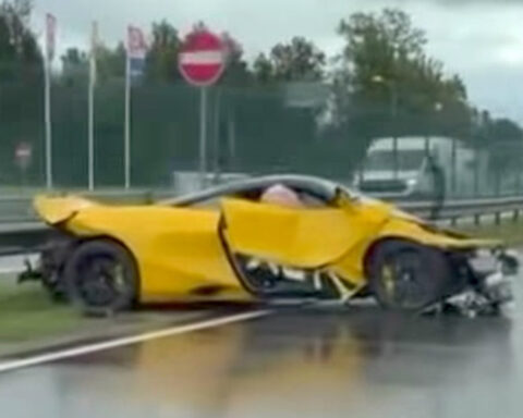 Разбился желтый McLaren в Риге: водитель не пострадал, но движение остановлено
