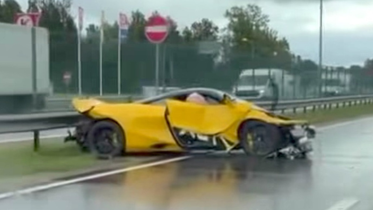Разбился желтый McLaren в Риге: водитель не пострадал, но движение остановлено