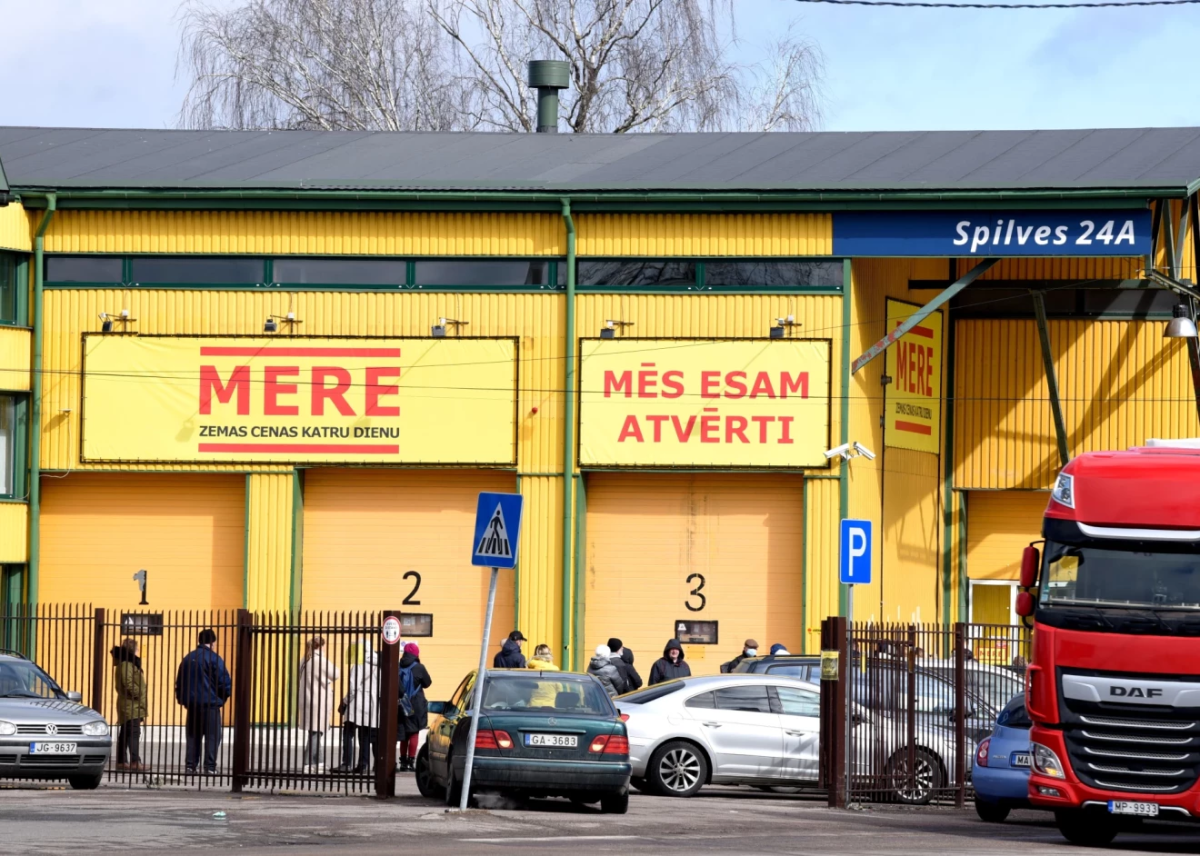 Рижане протестуют против закрытия магазинов Mere из-за введённых санкций ЕС