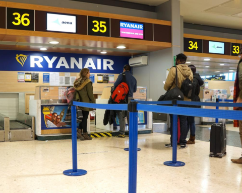 Ryanair предупреждает пассажиров о рисках отсутствия на посадке в проблемных аэропортах Европы