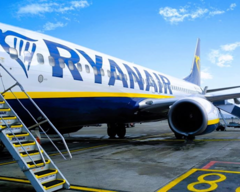 Самолет Ryanair вернулся в Салоники после отказа двигателя и ранения пассажира