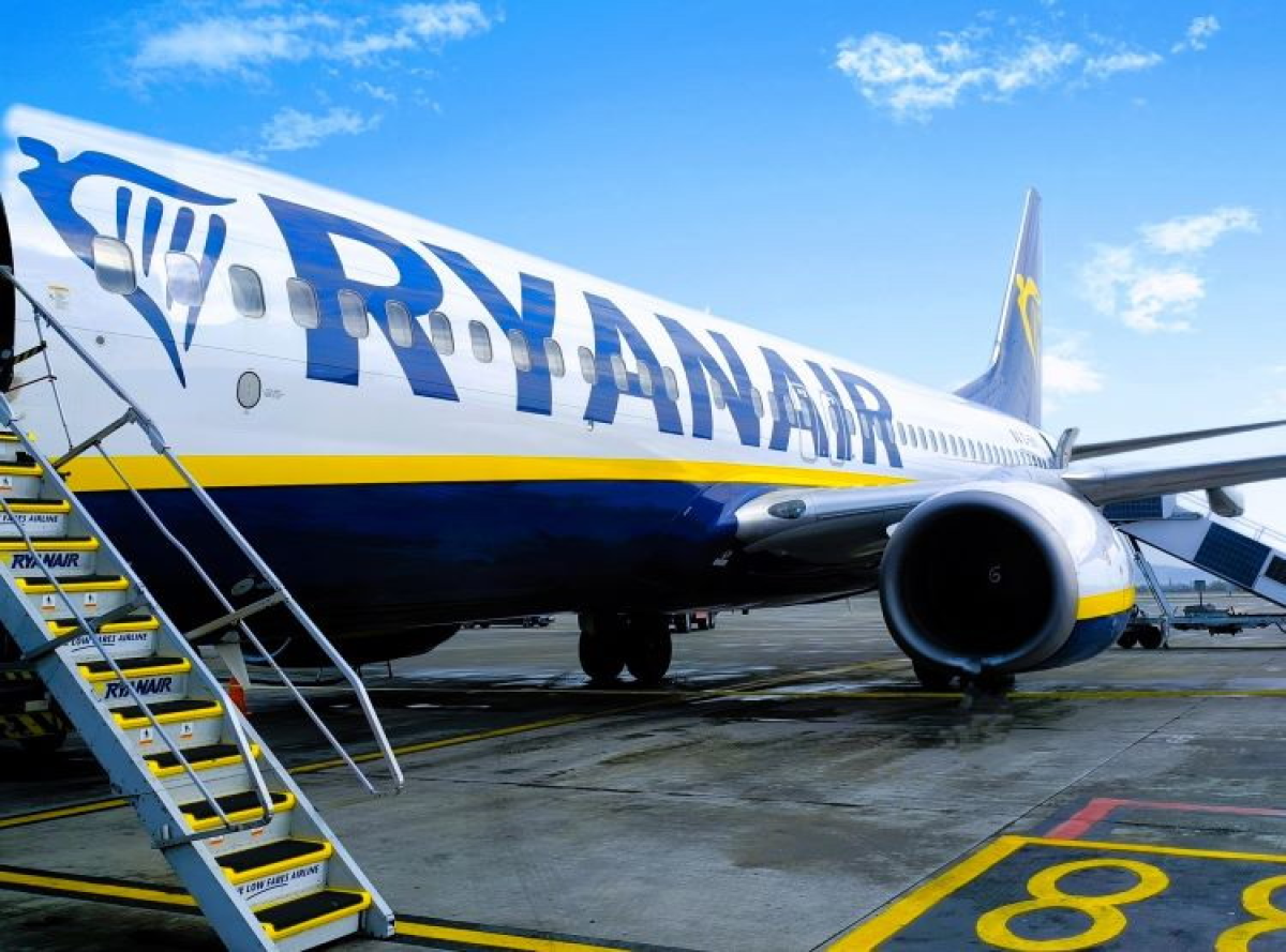 Самолет Ryanair вернулся в Салоники после отказа двигателя и ранения пассажира