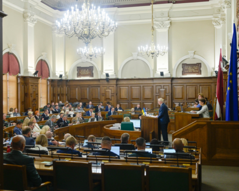 Сейм Латвии принимает законопроекты о запрете российских товаров и использования русского языка